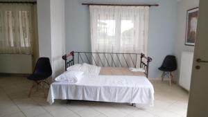 A bed or beds in a room at HOLIDAYS APARTMENT ΜΕΣΣΗΝΗ