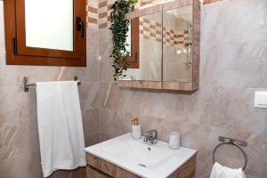 パレオカストリッツアにあるKineri Houseの洗面台と鏡のあるバスルーム +35枚の写真