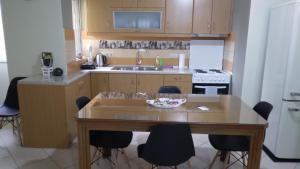 A kitchen or kitchenette at HOLIDAYS APARTMENT ΜΕΣΣΗΝΗ
