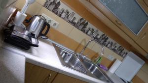 A kitchen or kitchenette at HOLIDAYS APARTMENT ΜΕΣΣΗΝΗ
