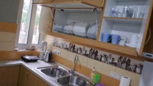 A kitchen or kitchenette at HOLIDAYS APARTMENT ΜΕΣΣΗΝΗ