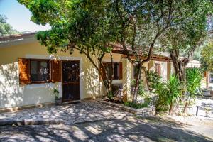 パレオカストリッツアにあるKineri Houseの前に木がある家