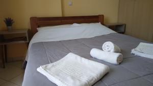 A bed or beds in a room at HOLIDAYS APARTMENT ΜΕΣΣΗΝΗ
