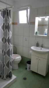 A bathroom at HOLIDAYS APARTMENT ΜΕΣΣΗΝΗ