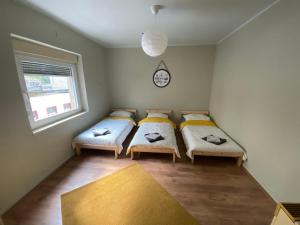 a room with two beds and a window at EMAS 5 Wohnung mit 3 Einzelbetten, Küche in Krefeld