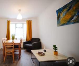 Posezení v ubytování Coolfin House - 3 bedroom Near Excel & Custom House Station London