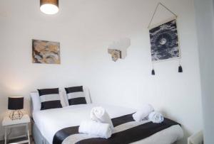 Postel nebo postele na pokoji v ubytování Coolfin House - 3 bedroom Near Excel & Custom House Station London