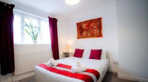 Postel nebo postele na pokoji v ubytování Coolfin House - 3 bedroom Near Excel & Custom House Station London