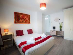 Postel nebo postele na pokoji v ubytování Coolfin House - 3 bedroom Near Excel & Custom House Station London + 3 fotografie