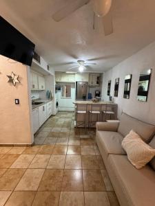 a living room with a couch and a kitchen at San Carlos Sonora Casa Caracol Condominio in Guaymas