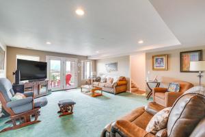 Μια τηλεόραση ή/και κέντρο ψυχαγωγίας στο Inviting Great Falls Home with Wraparound Deck!