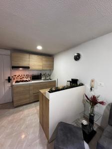 a room with a kitchen with a couch and a table at Apartamento en Pereira - Pinares in Pereira