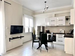 Kuchyň nebo kuchyňský kout v ubytování Elli Apartment Ermou 246