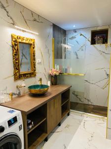 Un baño con lavabo y lavadora. en Rioba Chalet, en Nová Bystrica