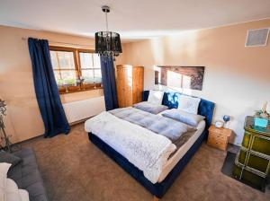 Un dormitorio con una cama grande y una ventana. en Rioba Chalet, en Nová Bystrica