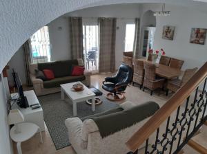 ein Wohnzimmer mit Sofa und Tisch in der Unterkunft Villa Acebo in Nerja