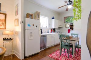 Η κουζίνα ή μικρή κουζίνα στο Shanty Bellum Too - 2b1b, Washer & Dryer, Full Kitchen