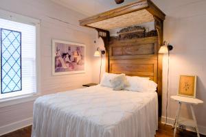 Ένα ή περισσότερα κρεβάτια σε δωμάτιο στο Shanty Bellum Too - 2b1b, Washer & Dryer, Full Kitchen