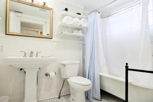 Ένα μπάνιο στο Shanty Bellum Too - 2b1b, Washer & Dryer, Full Kitchen