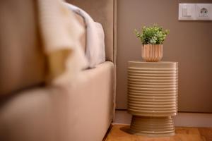 Exclusive 1BR Apartments in ONE Cotroceni في بوخارست: كومة من الأطباق ومزهرية بها نبات