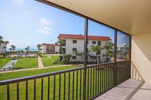 Zahrada ubytování Cozy 1BR beachfront condo on Sanibel Island with stunning ocean views 3B2