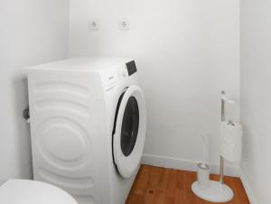 a white washing machine in a bathroom with a toilet at großzügiges Apartment I 10 Personen I Einzelbetten I Parkplatz I WLan in Alzey