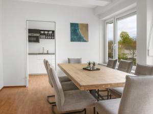 a dining room with a wooden table and chairs at großzügiges Apartment I 10 Personen I Einzelbetten I Parkplatz I WLan in Alzey