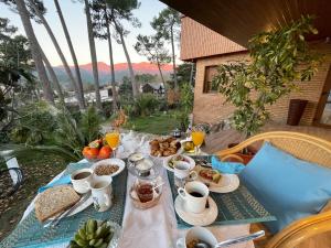 ein Tisch mit Frühstücksspeisen und Getränken auf einer Terrasse in der Unterkunft AfriKana in Arenas de San Pedro