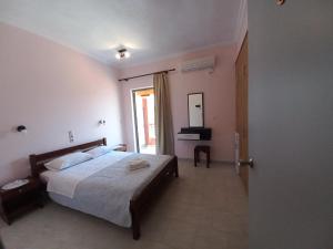 A bed or beds in a room at PORTO-FINO