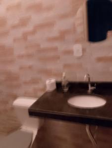 een badkamer met een wastafel en een toilet bij Excelente casa in Búzios