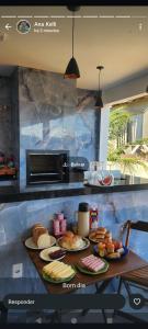 een tafel met meerdere borden voedsel erop bij Excelente casa in Búzios +1 foto