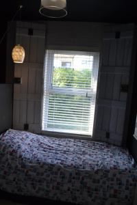 een slaapkamer met een bed en een raam bij Marine Haven in Ballycastle +4 foto's