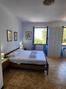 a bedroom with a bed and a window at Villa Edera in Alghero