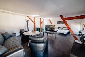 een woonkamer met een bank en een tafel bij Moderner Altbau für 3 in Maagdenburg