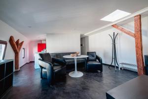 een woonkamer met een tafel en twee stoelen bij Moderner Altbau für 3 in Maagdenburg