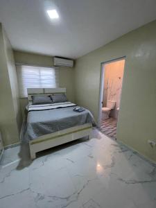 - une chambre avec un lit, une fenêtre et une salle de bains dans l'établissement Apartamento 2, à Cancino