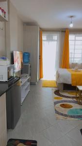 Habitación con 1 dormitorio con 1 cama y cocina en Serenity Crib, en Nairobi