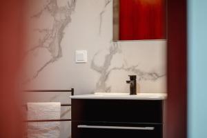 een badkamer met een wastafel en een rood douchegordijn bij Moderner Altbau für 3 in Maagdenburg
