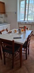 a table in a kitchen with a tea kettle on it at Peperilla House in Luni