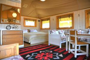 Posezení v ubytování Glamping Albania Rafting Permet