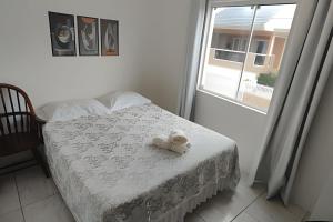 Ένα ή περισσότερα κρεβάτια σε δωμάτιο στο 100m PRAIA Central Barra Velha