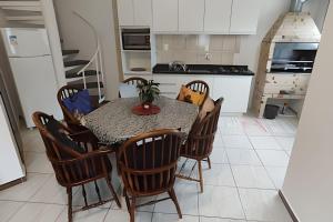 Η κουζίνα ή μικρή κουζίνα στο 100m PRAIA Central Barra Velha +15 φωτογραφίες