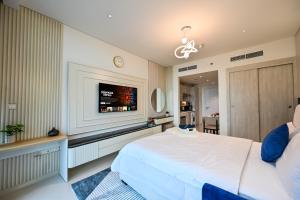 Luxury Studio - Sea View, Beach Access & Infinity Pool - Seven Palm Residences客房内的一张或多张床位