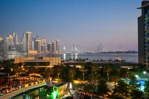 迪拜景观或在公寓看到的城市景观