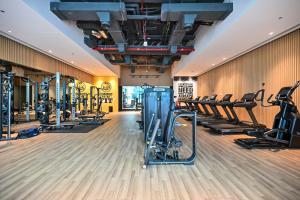 Luxury Studio - Sea View, Beach Access & Infinity Pool - Seven Palm Residences的健身中心和/或健身设施