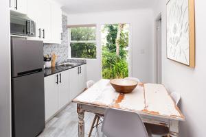 a kitchen with a table with a bowl on it at Daai Kant - Hooggety in George