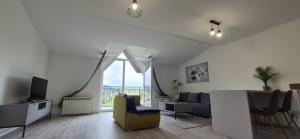 Televisyen dan/atau pusat hiburan di Mountain View Apartament Termy Chochołowskie 5 min