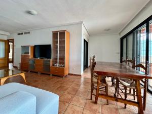 ein Wohnzimmer mit Tisch und Couch in der Unterkunft Paraíso a Orillas del Mar Mediterráneo 40 in Villajoyosa
