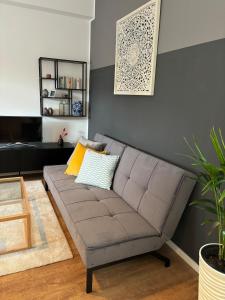 a gray couch in a living room with a wall at Moderne Wohnung Kerpen in Kerpen