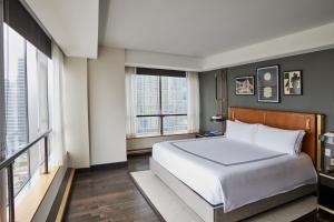 Postel nebo postele na pokoji v ubytování Thompson Dallas, by Hyatt
